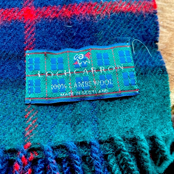 Hand woven scarfs made in Scotland. - Picture 2 of 5